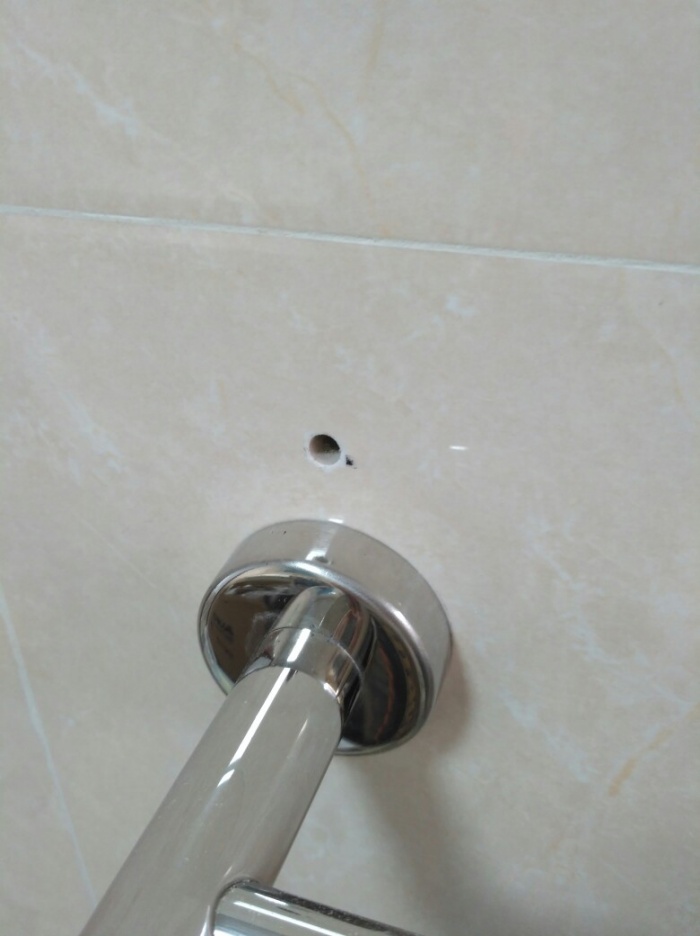 墙砖破了一个洞怎么办(墙面砖破了一点点怎么办)